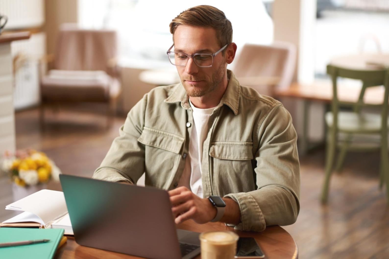 Bureau moderne avec calendrier financier et graphiques